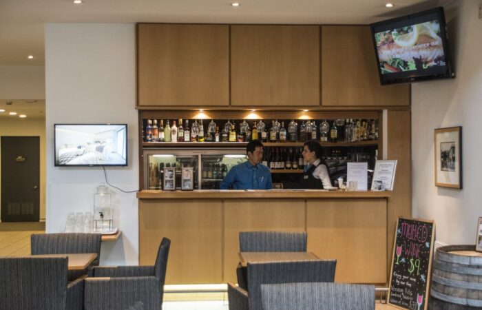 heartland hotel queenstown bar and dining area