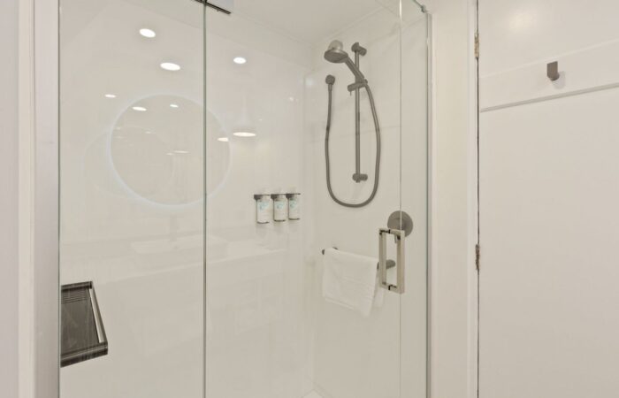 heartland hotel queenstown superior split king chalet bathroom