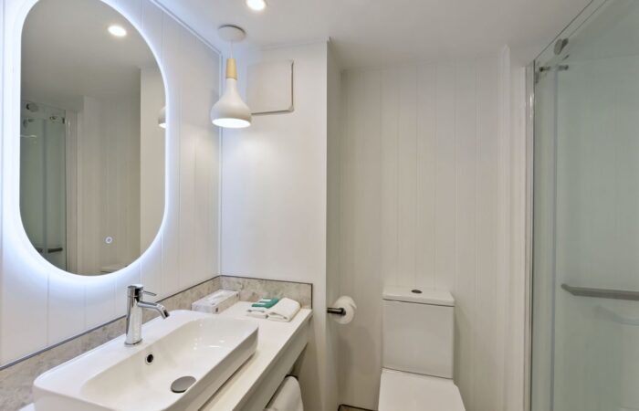 heartland hotel bathroom of superior king room