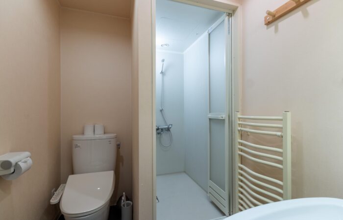 Gondola Chalets self-contained accommodation Niseko bathroom Snowscene Travel Agency