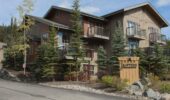 Outside view of Trapper's Landing accommodation at Sun Peaks in the summer