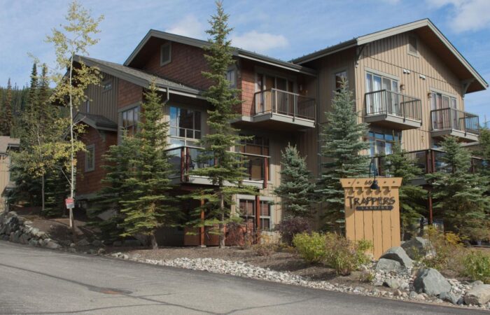 Outside view of Trapper's Landing accommodation at Sun Peaks in the summer