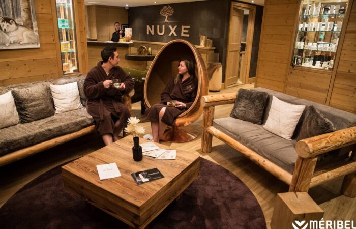 two guests enjoing tea at Nuxe spa Hotel Le Kaila Meribel France